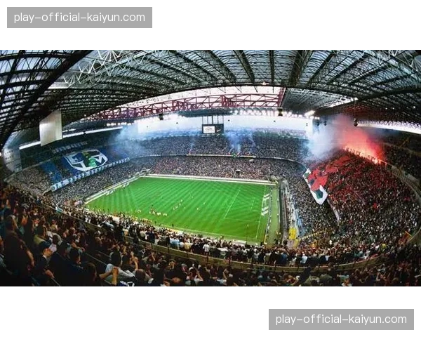 特写：梅阿查南看台巨型TIFO致敬米兰双雄名宿马尔蒂尼与萨内蒂