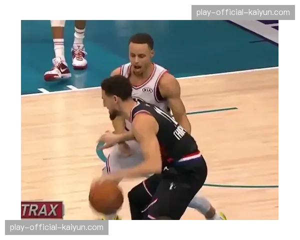 特写：库里中场超远三分不中，却意外为场边小球迷送上签名球鞋